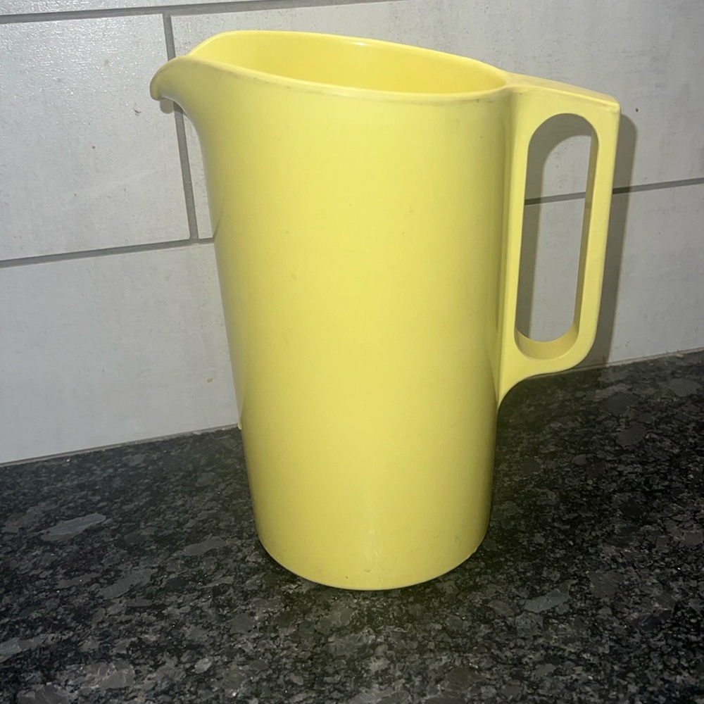 WATERTOWN LIFETIME WEAR YELLOW PITCHER. 36 oz. Juice, ice tea, lemonade